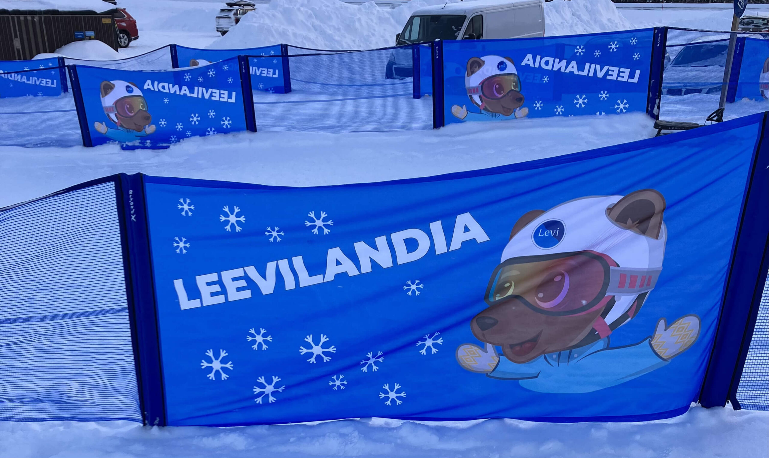 Blue Leevilandia banner with a bear mascot
